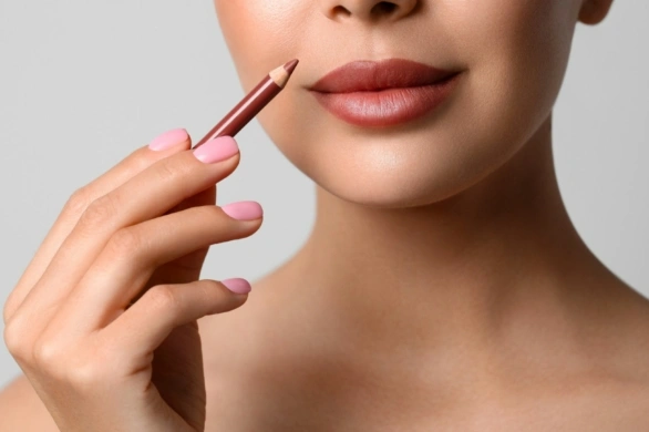 Polki pokochały tę konturówkę. Nawilża skórę i wypełnia usta