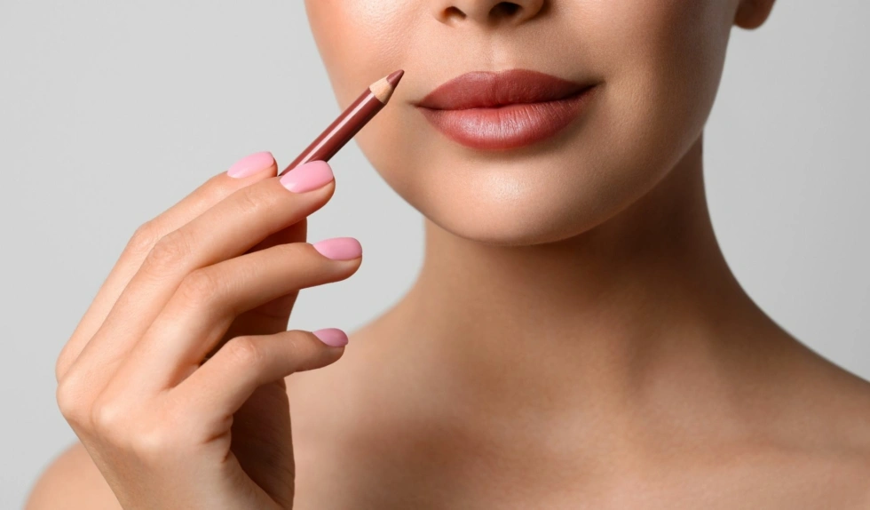 Polki pokochały tę konturówkę. Nawilża skórę i wypełnia usta