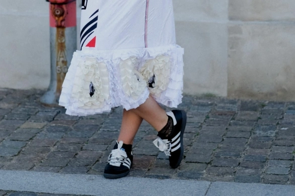 Te buty sportowe będziemy nosić wiosną 2026. Modne sneakersy podbiją ulice