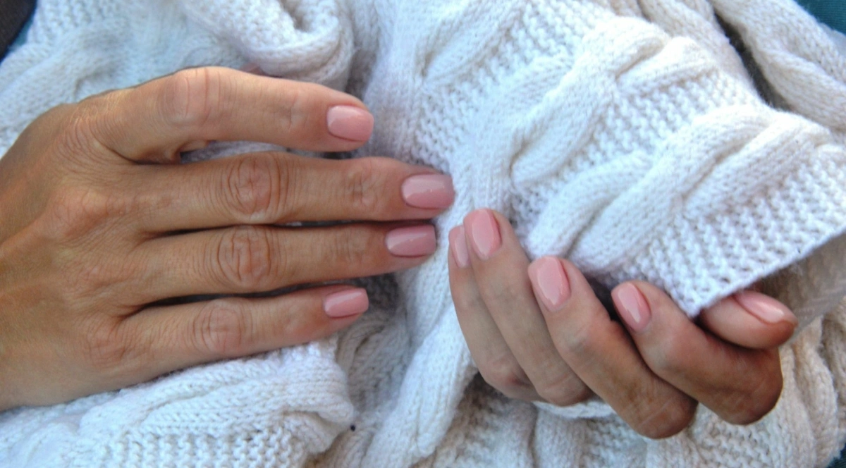 Ta odżywka do paznokci polskiej marki daje efekt subtelnego koloru i wzmacnia płytkę