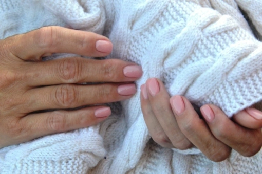 Ta odżywka do paznokci polskiej marki daje efekt subtelnego koloru i wzmacnia płytkę