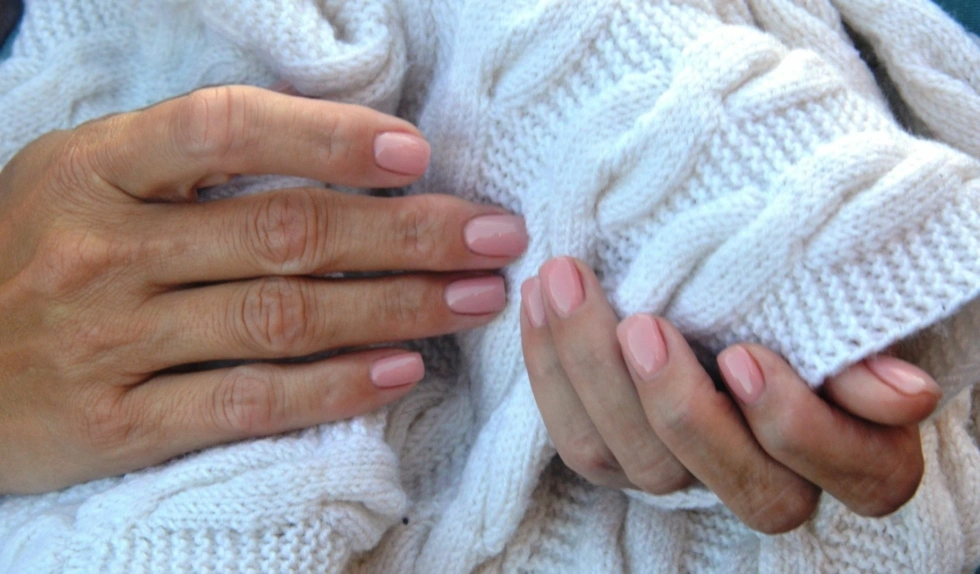 Ta odżywka do paznokci polskiej marki daje efekt subtelnego koloru i wzmacnia płytkę