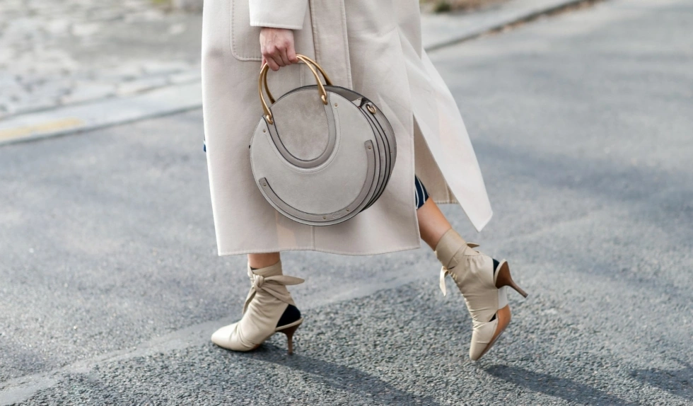 Ten kremowy płaszcz z wełną to prawdziwy hit wyprzedaży. Za chwilę zniknie z półek