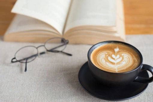 Kawa, która rozgrzeje Cię nawet w mroźny poranek. Wszystko dzięki tym aromatycznym dodatkom