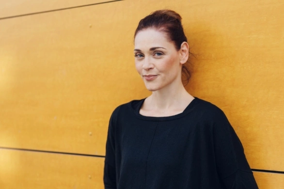 Francuski kok wraca w wielkim stylu. Jak zrobić kultową fryzurę a’la parisian chic?