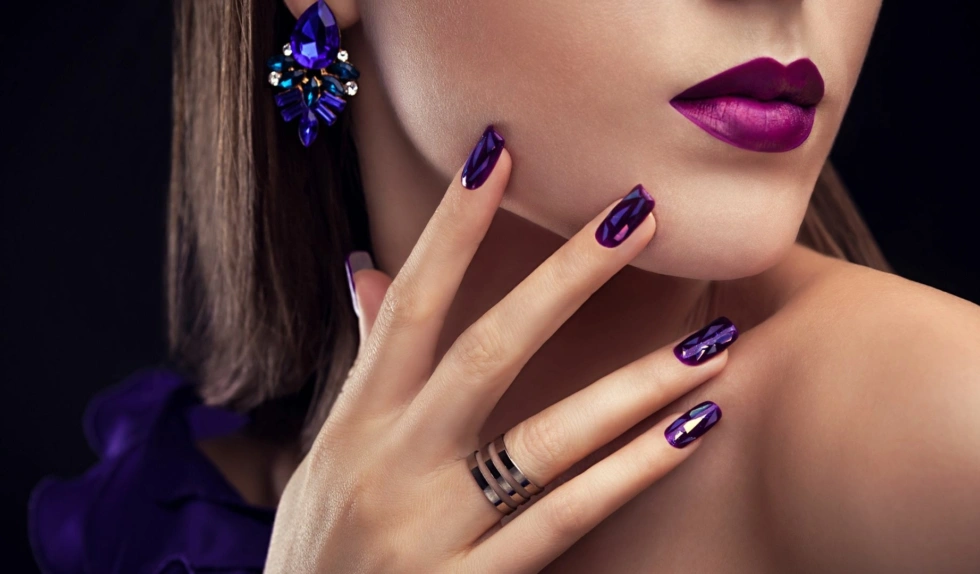 Stylowe paznokcie dla Wodnika. Oto kilka niebanalnych propozycji