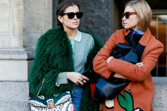 Sukienka i spodnie w jednej stylizacji? It- girls pokochały to połączenie