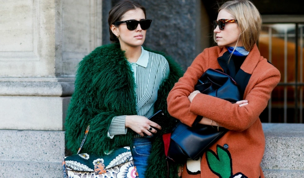 Sukienka i spodnie w jednej stylizacji? It- girls pokochały to połączenie