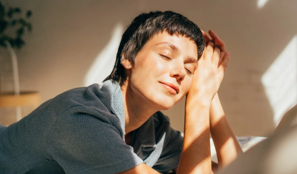 Soft pixie to najmodniejsza krótka fryzura na wiosnę 2026. Jak ją nosić?