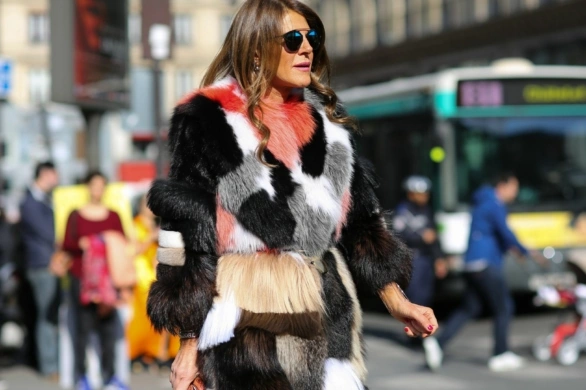 Jak stylizować kolorowe futerka? It- girls łączą je z…