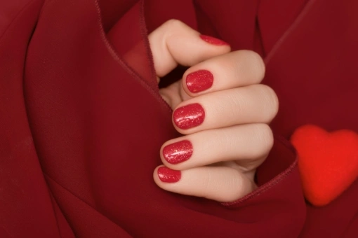 Krótkie paznokcie na Walentynki 2026. Te pomysły na manicure są esencją szyku