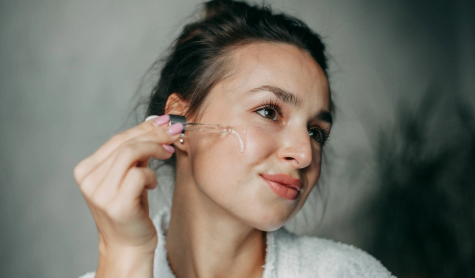 To polskie serum z kwasem hialuronowym nawilża i koi skórę. Idealne pod krem