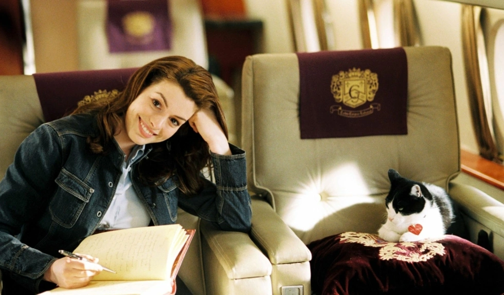 Wiosną 2026 włosy układamy w stylu Anne Hathaway w „Pamiętnikach księżniczki”. Jak uzyskać efekt princess blowout?