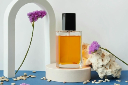 Owocowe perfumy na wiosnę. 3 nieoczywiste zapachy kuszące świeżością i słodyczą