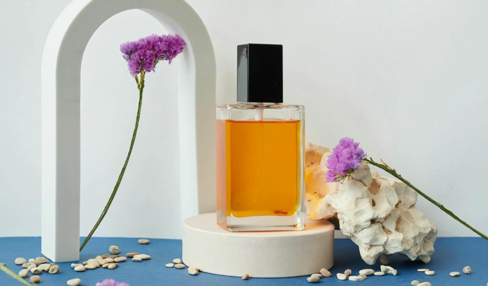 Owocowe perfumy na wiosnę. 3 nieoczywiste zapachy kuszące świeżością i słodyczą