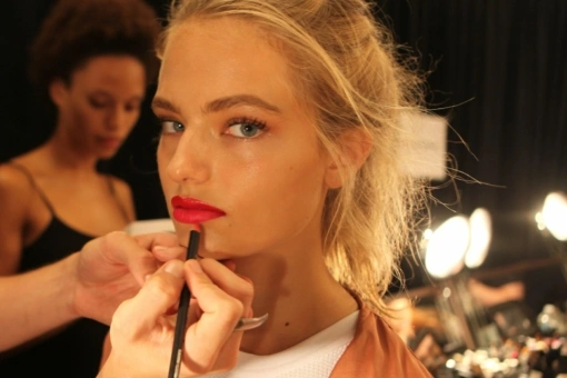 Ten olejek to must-have w mojej kosmetyczce. Jest wegański i daje efekt powiększonych ust