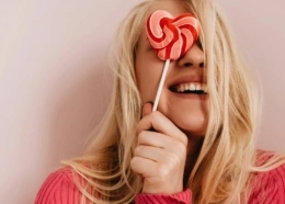 Zapomnij o platynie. Maślany blond w odcieniu creamy-beige będzie hitem wiosny 2026