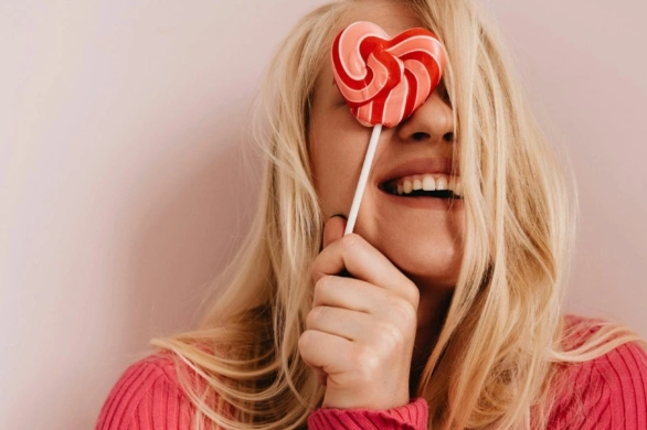 Zapomnij o platynie. Maślany blond w odcieniu creamy-beige będzie hitem wiosny 2026