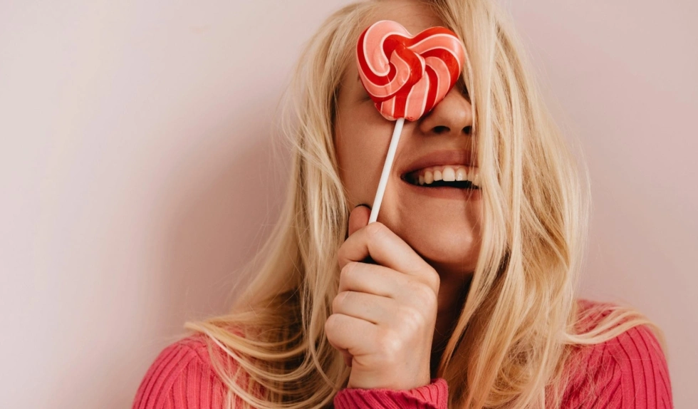 Zapomnij o platynie. Maślany blond w odcieniu creamy-beige będzie hitem wiosny 2026