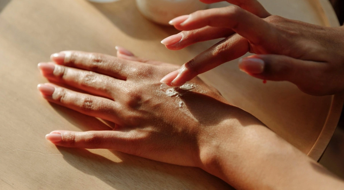 Co wybrać zamiast hybrydy? Sposoby na piękne paznokcie w stylu clean girl