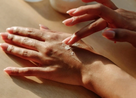 Co wybrać zamiast hybrydy? Sposoby na piękne paznokcie w stylu clean girl