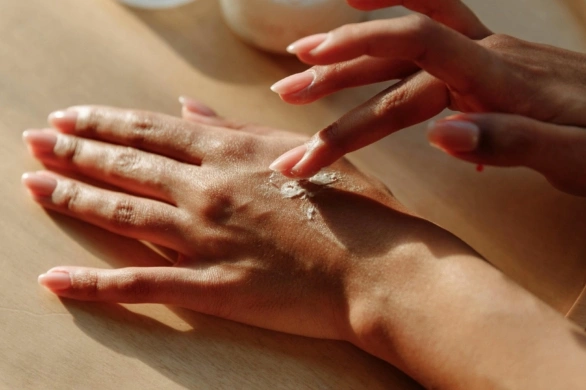 Co wybrać zamiast hybrydy? Sposoby na piękne paznokcie w stylu clean girl