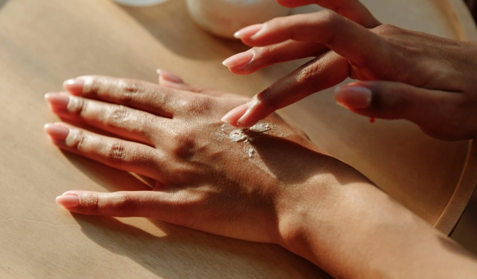 Co wybrać zamiast hybrydy? Sposoby na piękne paznokcie w stylu clean girl