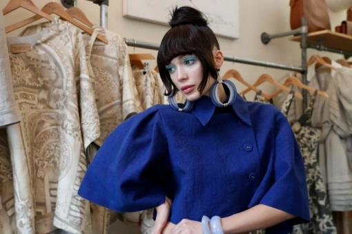 Kobalt powraca w wielkim stylu. Z czym najlepiej łączyć ten kolor?