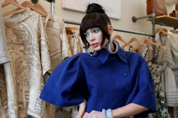 Kobalt powraca w wielkim stylu. Z czym najlepiej łączyć ten kolor?