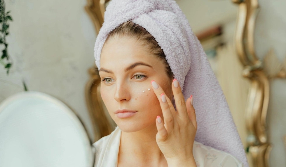 Ten bogaty krem z kurkumą nawilża i ujędrnia skórę. „Najbardziej widać na szyi i dekolcie”