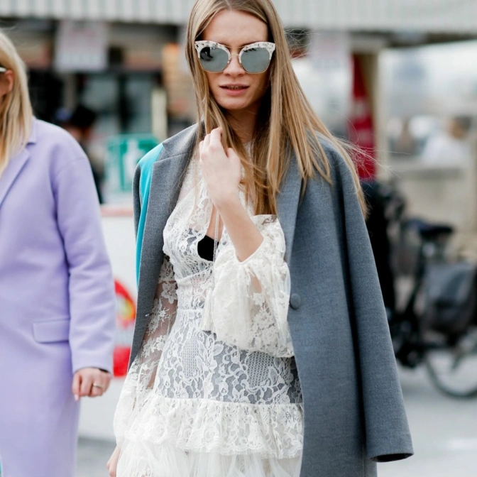 Kobiety pozują do zdjęć podczas Paris Fashion Week.