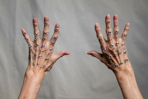 Najpiękniejsze biżuteryjne paznokcie: perły, kryształy i złote zdobienia nie tylko dla maksymalistek