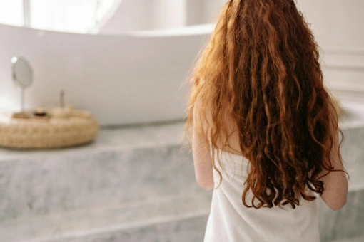 Ta maska z olejem z czarnuszki ujarzmia puszące się i suche włosy