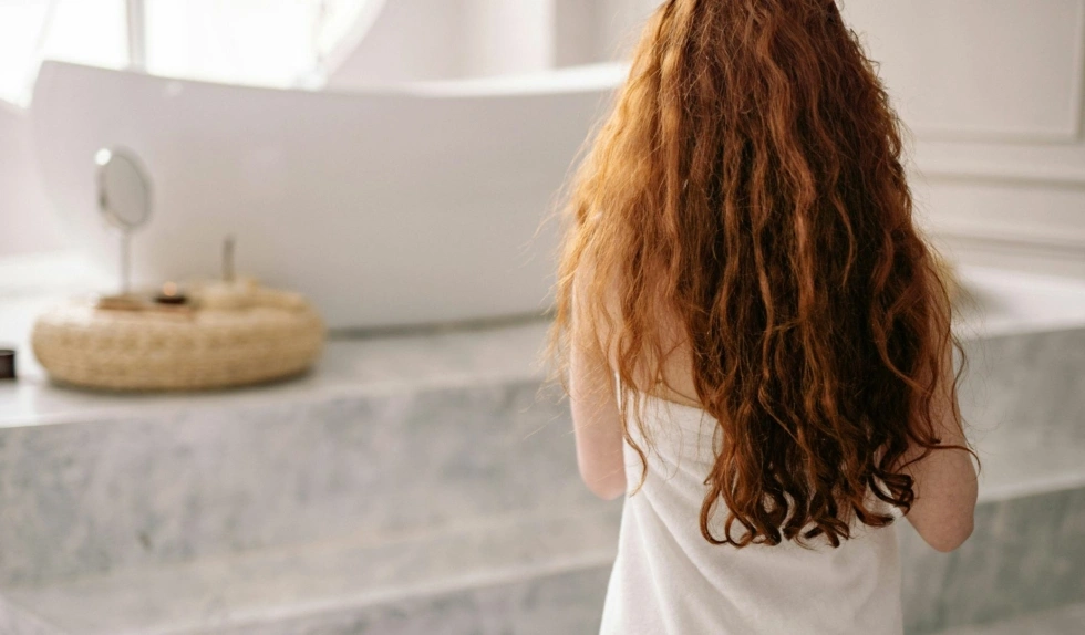 Ta maska z olejem z czarnuszki ujarzmia puszące się i suche włosy