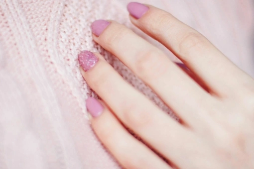 Pink sugar nails to idealny manicure na przełom zimy i wiosny. Jak go zrobić?