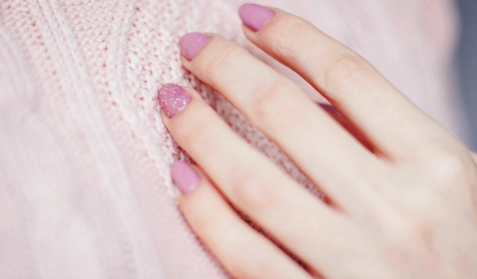 Pink sugar nails to idealny manicure na przełom zimy i wiosny. Jak go zrobić?