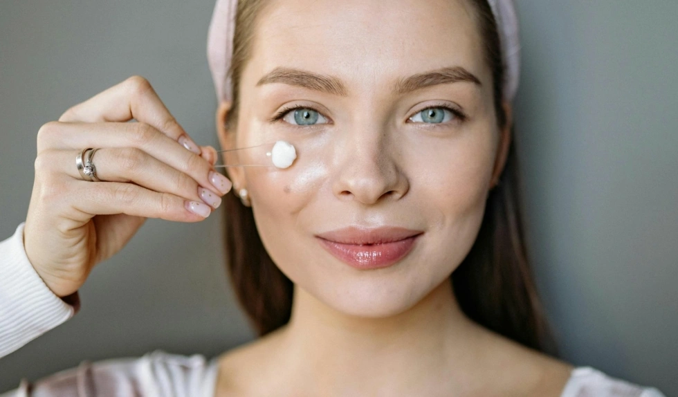 Ten nocny krem naprawczy to sposób na wypoczętą skórę. Wygładza zmarszczki i spowalnia starzenie