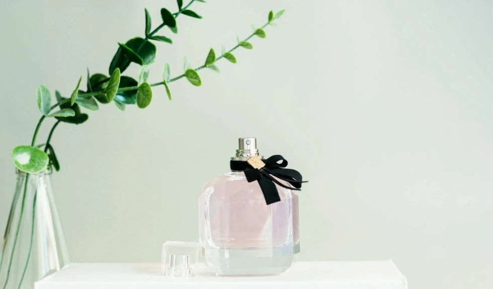 Świeże perfumy z nutą jabłka na wiosnę. TOP 3 zapachy na ciepłe dni