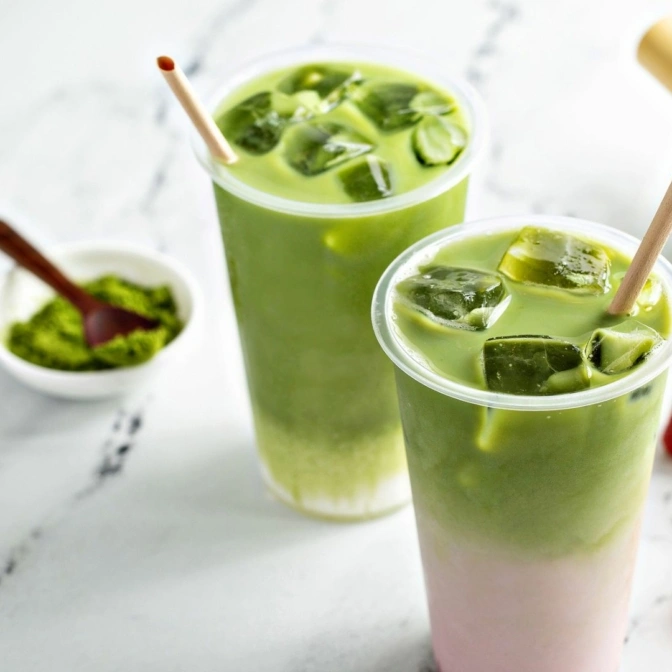 Truskawkowa matcha latte z lodem.