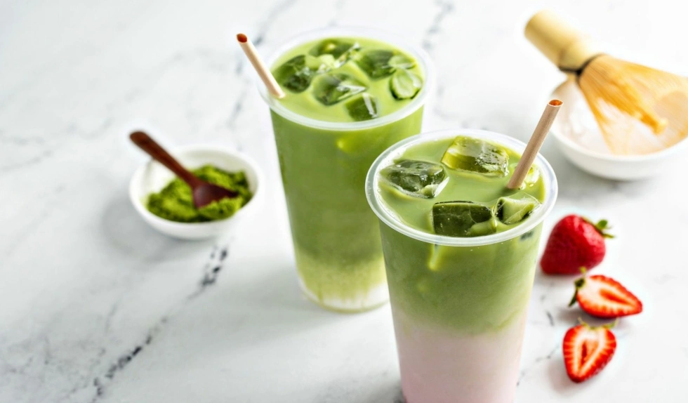 Czas na truskawkową matcha latte. Sprawdź, jak ją przygotować