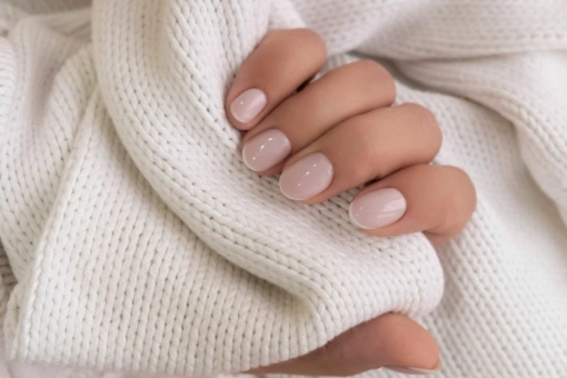 Najpiękniejsze kolory paznokci na przełom zimy i wiosny. Łączą elegancję i powiew świeżości
