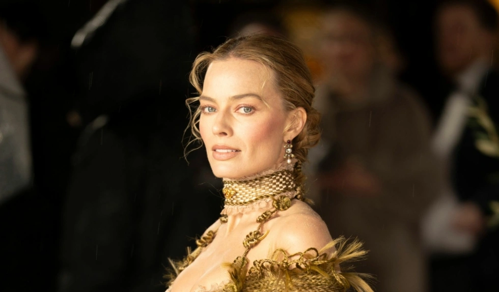 Wisteria bangs – ta modna grzywka na wiosnę 2026 to kwintesencja subtelności. Komu pasuje?