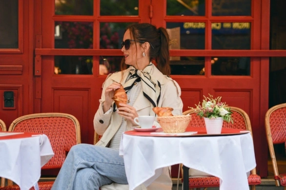 Nie tylko baleriny. Francuzki noszą je na zmianę z butami typu suede loafers. Idealne do jeansów