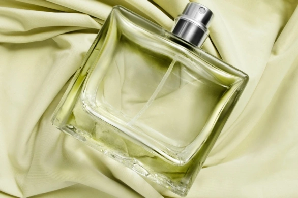 Pistacjowe perfumy na wiosnę. 3 zapachy creamy-gourmand, które uzależniają od pierwszego wdechu