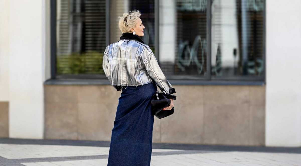 Jak nosić jeansową spódnicę? 6 pomysłów na stylizacje, dzięki którym spojrzysz na nią inaczej