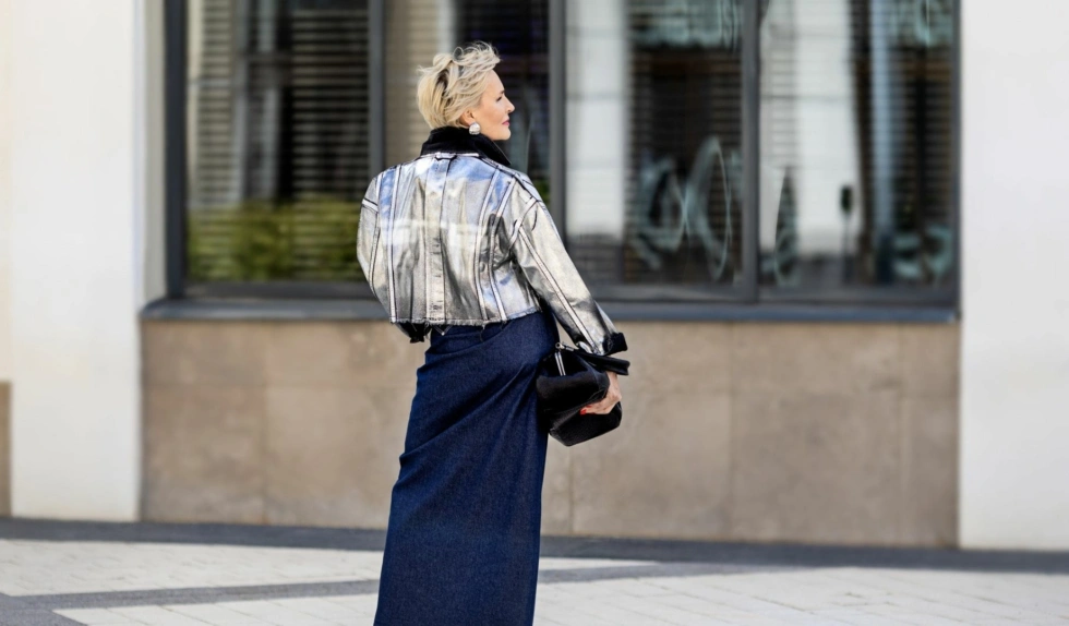 Jak nosić jeansową spódnicę? 6 pomysłów na stylizacje, dzięki którym spojrzysz na nią inaczej