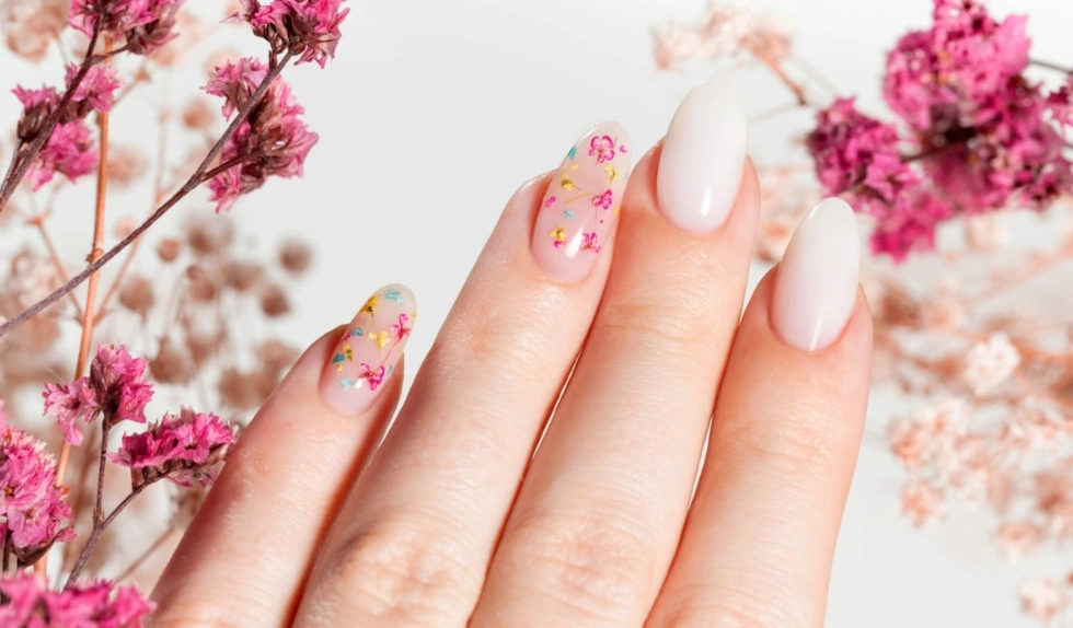 Modne paznokcie na marzec 2026. 5 pomysłów na manicure idealny na początek wiosny