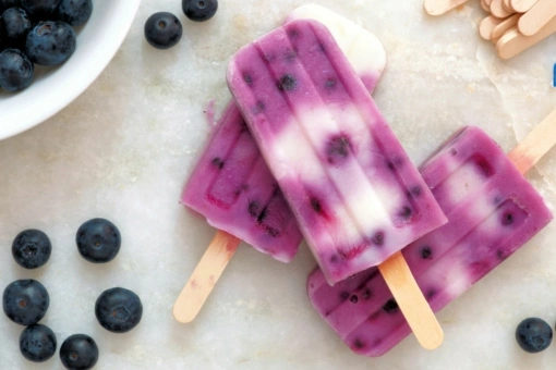 Owoce zamrożone w jogurcie. Zdrowa alternatywa dla słodkich batoników