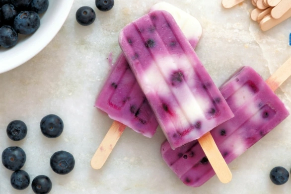 Owoce zamrożone w jogurcie. Zdrowa alternatywa dla słodkich batoników