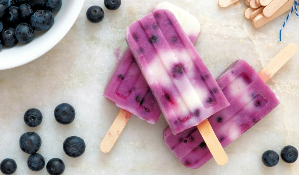 Owoce zamrożone w jogurcie. Zdrowa alternatywa dla słodkich batoników